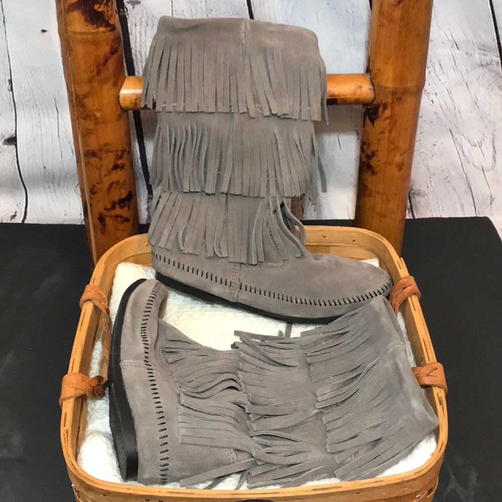 NWOT Minnetonka Gray 3 Layer Fringe Leather Boots - Picture 3 of 8